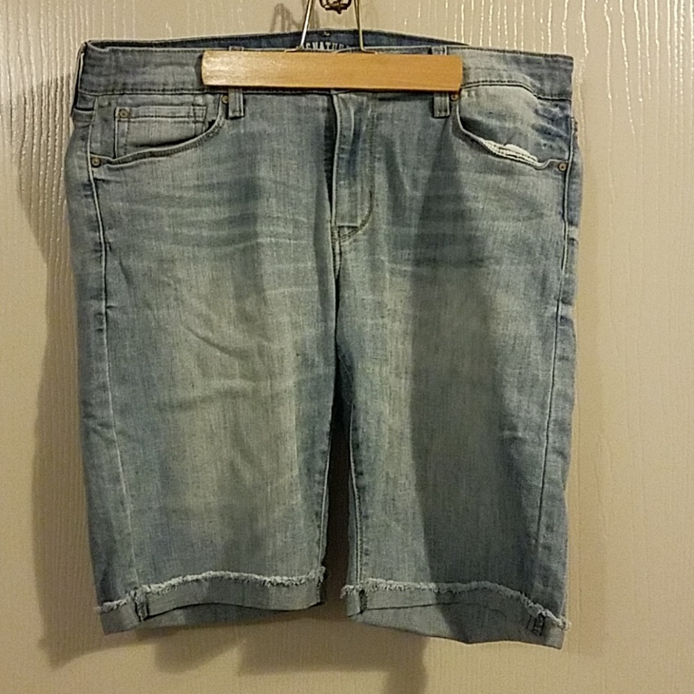 Levi brand ladies Jean/denim Shorts sz 14